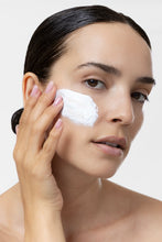 Carica l'immagine nel visualizzatore di Gallery, Face Scrub Walnut Shell & Hyaluronic Acid