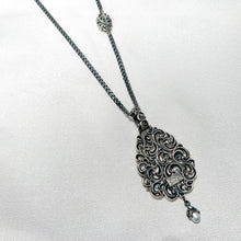 Carica l'immagine nel visualizzatore di Gallery, Collana con Ciondolo Intarsiato